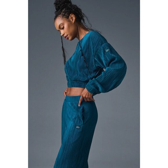 ALO Yoga Cropped Micro Plisse Jacket in Eclipse Blue - Picture 5 of 6